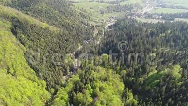 飞越山林中的山村.. 乌克兰喀尔巴阡山脉的鸟瞰图